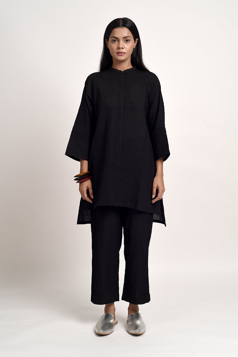 PINTUCKED BLACK HIGH-LOW SHIRT