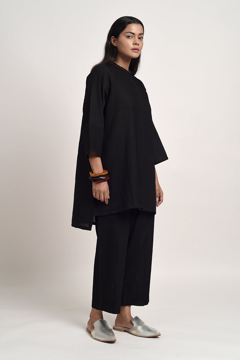 PINTUCKED BLACK HIGH-LOW SHIRT