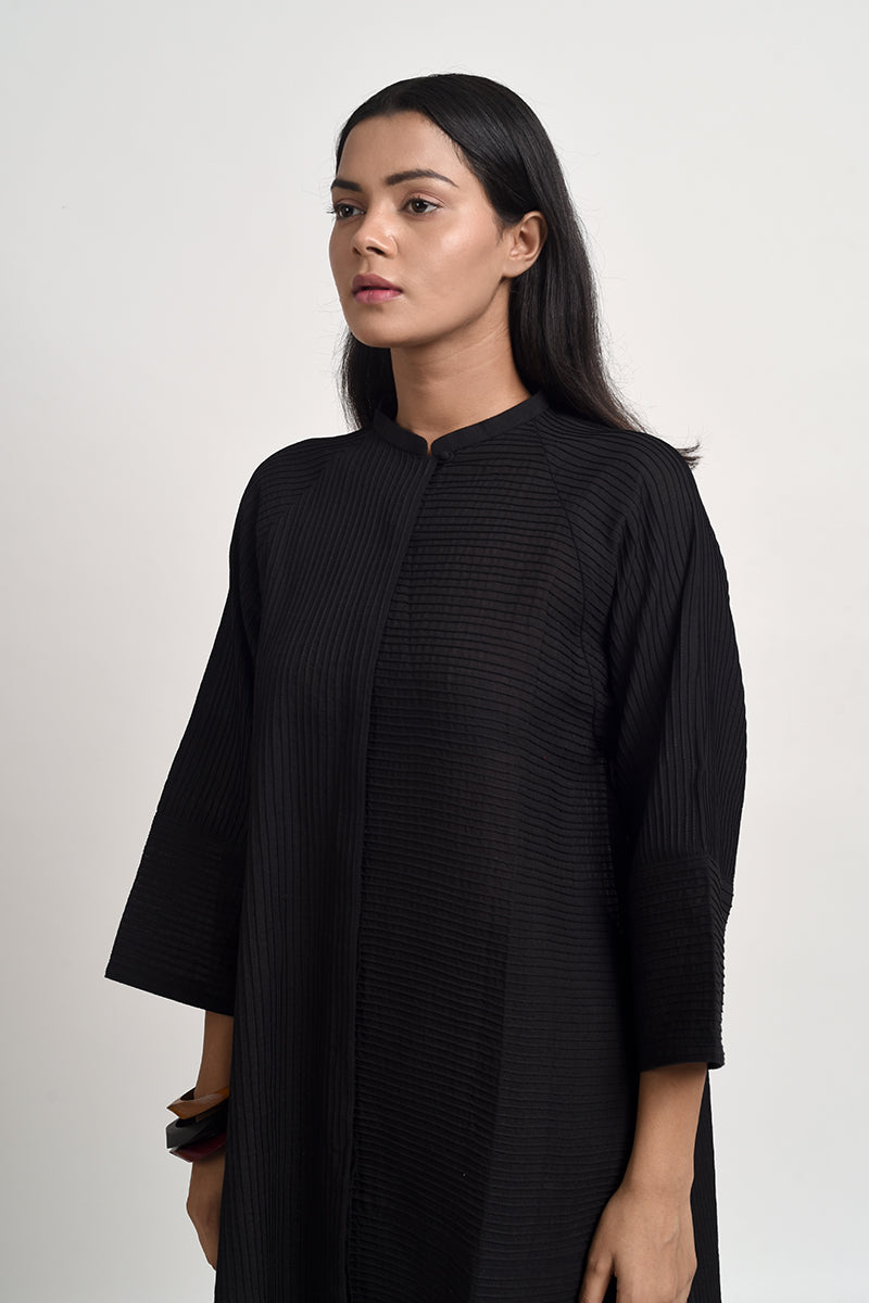 PINTUCKED BLACK HIGH-LOW SHIRT
